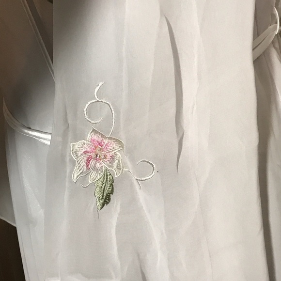 Women’s Night Gown and Robe combination..by Sarah Richard’s …size Medium - Picture 8 of 8